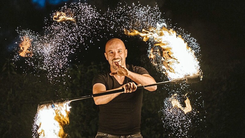 Mathias Schmid will die Besucher des Festivals unter anderem mit einer Feuershow beeindrucken.