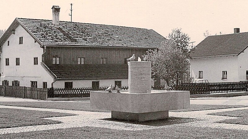 Der Dorfbrunnen mit dem Areal drumherum im Jahr 1974.