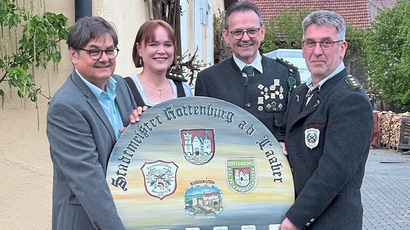 Übergabe der Stadtmeisterschaftsscheibe an Schützenmeisterin Petra Fischer.