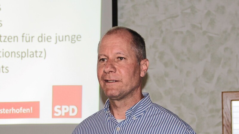 SPD-Bürgermeisterkandidat Thomas Etschmann ging bei der gut besuchten Versammlung auf sein umfangreiches Wahlprogramm ein.