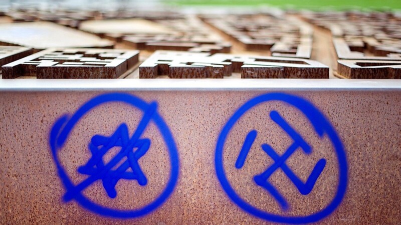 Ein Hakenkreuz und ein durchgestrichener Davidsstern an einer Gedenkstätte - die Zahl der antisemitischen Delikte ist im vergangenen Jahr um fast 20 Prozent angestiegen.
