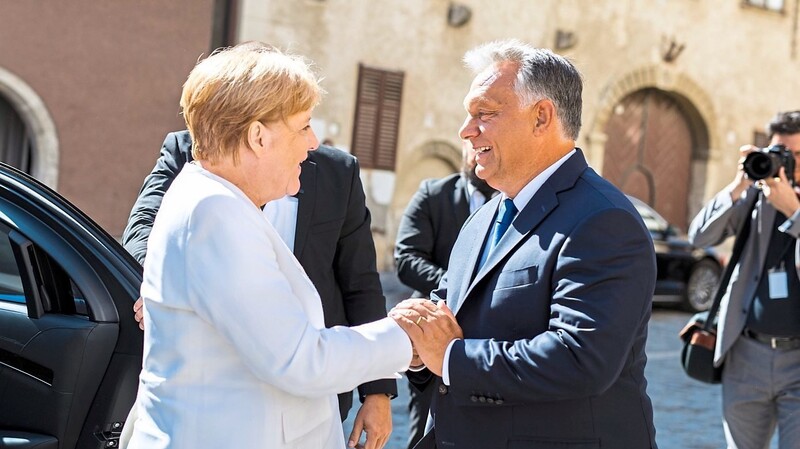 Neue Töne: Viktor Orbán empfängt Angela Merkel freundlich zur Gedenkfeier in Sopron.