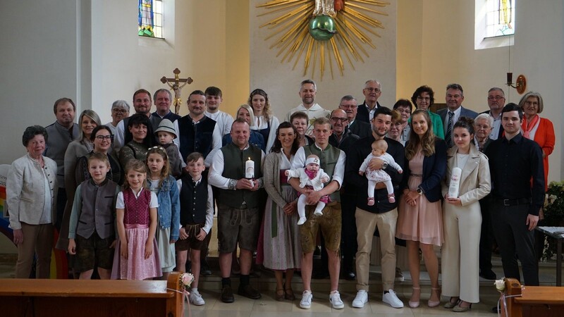 Die Familien der beiden Lederdorner Täuflinge feierten am Sonntag gemeinsam das erste Sakrament von Marie und Frieda.