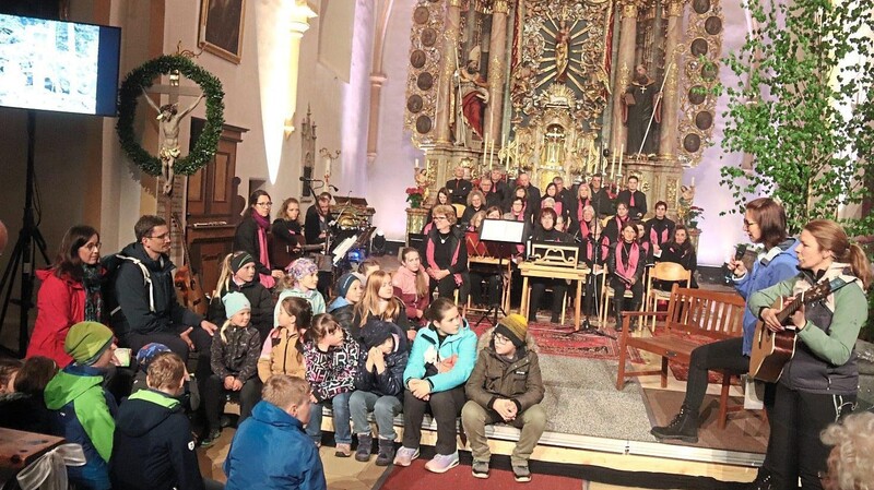 Der Aster Kinderchor und im Hintergrund der Kirchenchor.