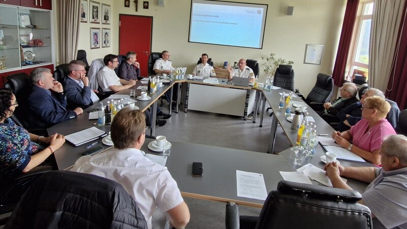 Im Arracher Sitzungssaal trafen sich die Bürgermeister der elf Kommunen des Zuständigkeitsbereichs mit den Vertretern der Polizei zum jährlichen Sicherheitsgespräch.