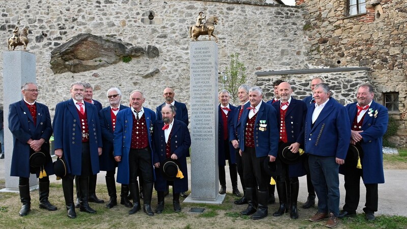 Langjährige Pfingstreiter versammelten sich an der ersten Stele, die bereits 25 Namen von treuen Teilnehmern trägt, welche seit 2015 mit Ehrenbändern ausgezeichnet wurden.