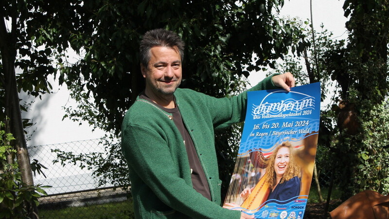Roland Pongratz präsentiert das Plakat für das aktuelle drumherum an Pfingsten.