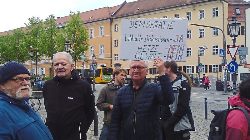 Teilnehmende an der von Greenpeace organisierten Mahnwache setzten am Mittwochabend am Bismarckplatz ein Zeichen gegen Gewalt an Politikern.