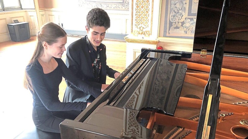 Im prächtigen Kaisersaal interpretierten Leni Hendlmeier und Aeneas zum Kolk vierhändig am Flügel zwei Werke ihres Wettbewerbsprogramms für Jugend musiziert.