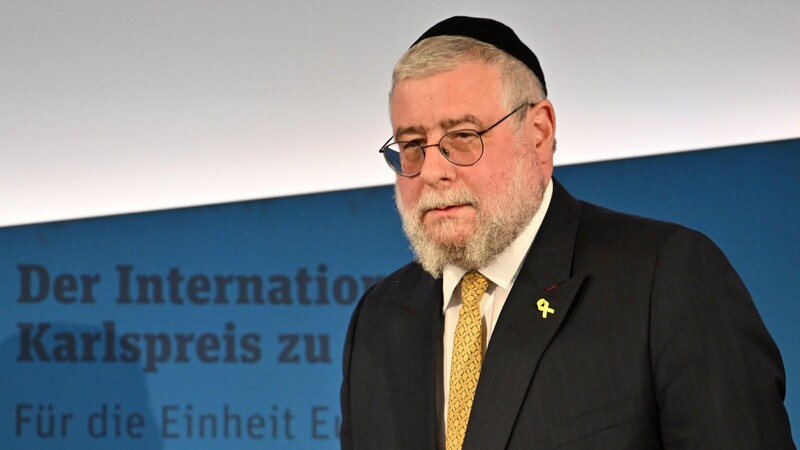 Oberrabbiner Pinchas Goldschmidt steht bei der Verleihung des Internationalen Karlspreises zu Aachen auf dem Podium.