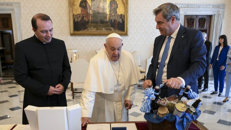 Bayerns Ministerpräsident Markus Söder (r.) überreicht Papst Franziskus (M.) mehrere Geschenke.