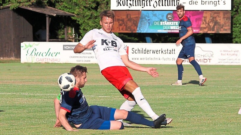 Auch der Einsatz kam nicht zu kurz im Derby, wie der Zweikampf zwischen FCK-Kapitän Florian Frisch (li.) und Johannes Bierlmeier beweist.