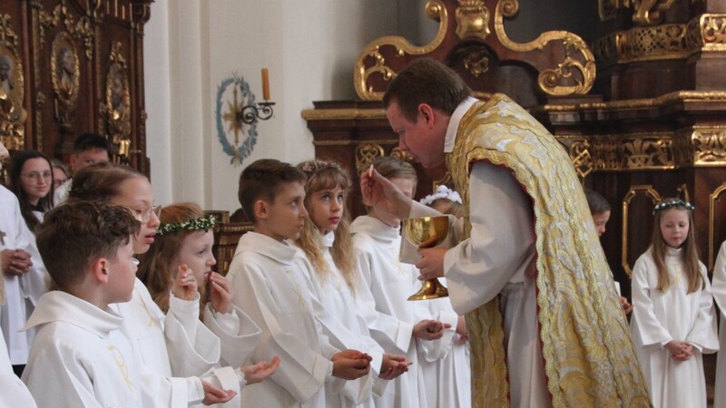 Die Kinder empfingen zum ersten Mal die heilige Kommunion.