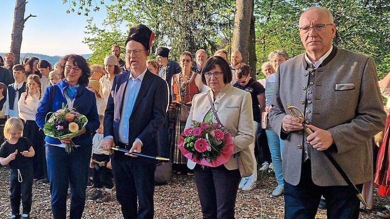 Für die Ehefrauen der beiden Schirmherren Prof. Dr. Rainer Rupprecht und Franz Löffler gab es Blumen.