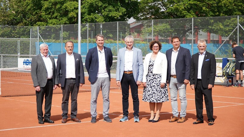 Freuten sich über die neue Tennisanlage: Xaver Hagn (v.l.), Karl Dinzinger, Matthias Kohlmayer, Werner Bumeder, Petra Loibl, Thomas Lorenz und Rupert Rebl