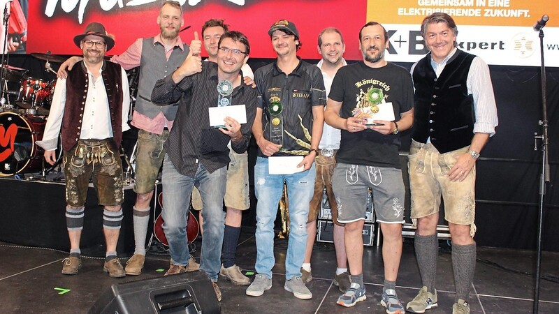 Die Sieger des Dart-Cups gemeinsam mit den Organisatoren, Volksfestvereinschef und dem Festwirt.