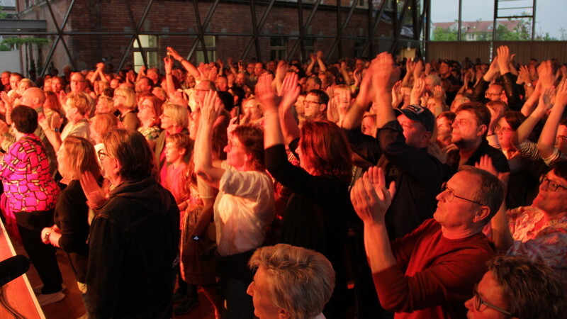 Die begeisterten Fans brachten den Bürgersaal zum Beben.