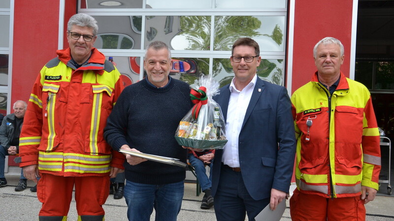 Bürgermeister Helmut Fichtner (2. v. r.), Vorsitzender Wolfgang Schöll (rechts) und Kommandant Erwin Plescher (links) sagten Robin Bauer Dank für seine großen Verdienste um die Mainburger Feuerwehr.