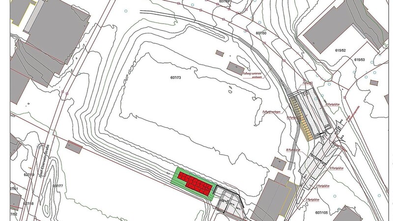 Links die Hopfenlandhalle, in der Mitte der Fußballplatz und rechts das Gelände der Stockschützen, so wird sich das neue TSV-Vereinsheim (grün und rot) in das Sportgelände an der Hochfeldstraße einfügen.