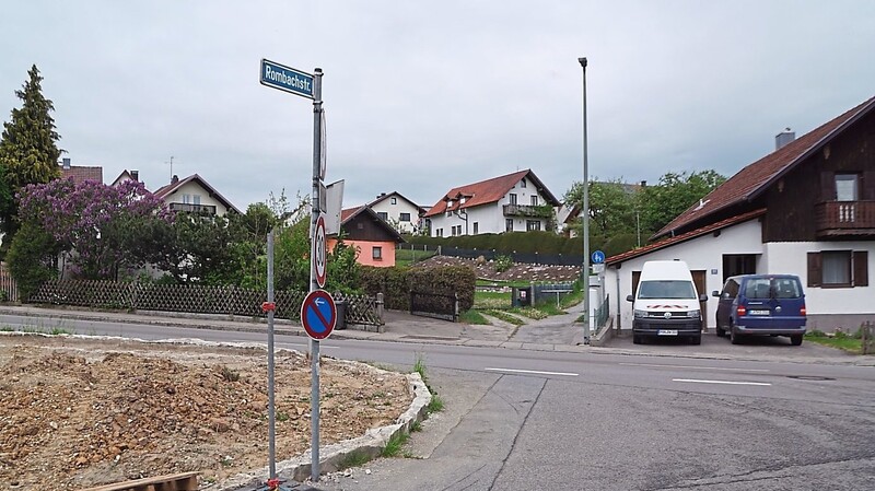 An der Ecke Seyboldsdorfer- und Rombachstraße könnte eine Ampel aufgestellt oder ein Zebrastreifen angebracht werden. Bei der Straßenlampe gegenüber beginnt der Fußweg, der zum Ludwig-Thoma-Ring führt.