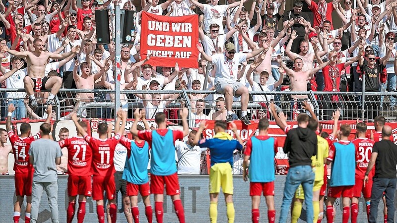 Etwas verhalten war die Stimmung bei Fans und Spielern des SSV Jahn nach dem 1:1 am Samstag bei Viktoria Köln. Nach der Niederlage von Aufstiegskonkurrent Preußen Münster am Sonntag beim SC Verl dürfte sich diese aber deutlich aufgehellt haben.