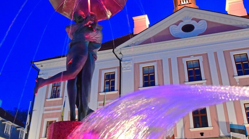 Die Skulptur "Küssende Studenten" am Rathausplatz in Tartu.