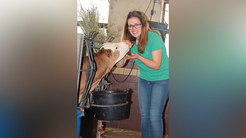 Theresa Nagl kümmert sich um die Kälber auf dem Hof ihrer Eltern in Blaibach. Die 27-Jährige ist frischgebackene Landwirtschaftsmeisterin.