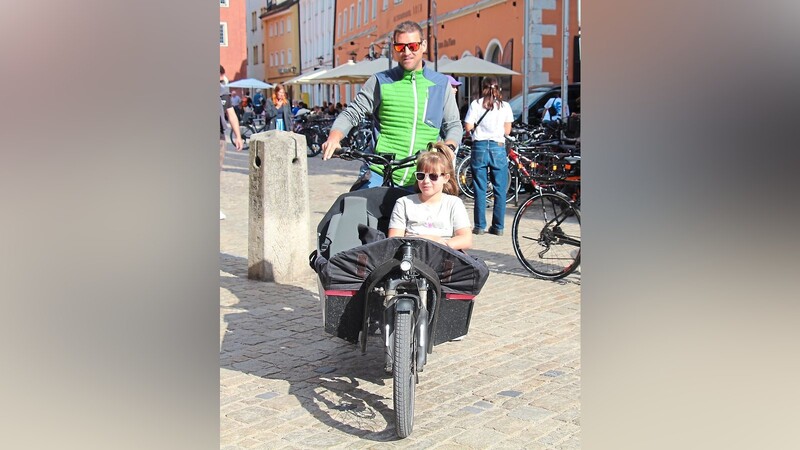 Tobias Kahn nutzt das Lastenrad zwei- bis dreimal in der Woche. Auch seine neunjährige Tochter Elsa kann er gut mitnehmen.