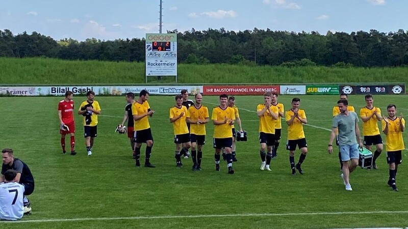 Die Oberpöringer Mannschaft bedankte sich nach dem Spiel bei ihren mitgereisen Fans für die Unterstützung, die auch zum 2:0-Auswärtssieg beigetragen hatte.