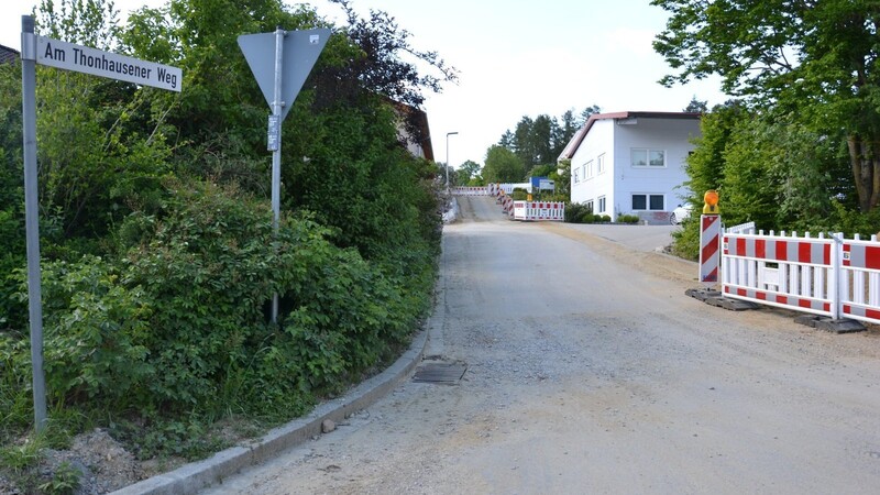 Das Gewerbegebiet "Am Thonhausener Weg" in Walkertshofen ist derzeit eine Baustelle. Bürgermeister Franz Stiglmaier rechnet mit einem Abschluss der Maßnahme im Laufe dieses Sommers.