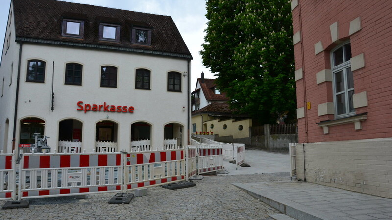 Auf Höhe des Rathauses (rechts) ist die Baustelle zur Neugestaltung der Ortsdurchfahrt mittlerweile angekommen. In der Sparkassenfiliale sind nun Teile des von den Archäologen in der Unteren Hauptstraße freigelegten ehemaligen Holzbohlenwegs ausgestellt.