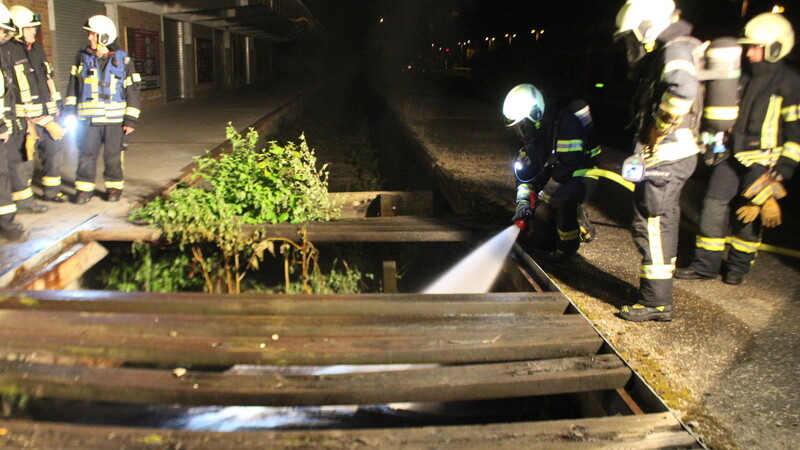 Die Feuerwehr musste sich in der Nacht um einen Brand in Bahnhofsnähe kümmern.