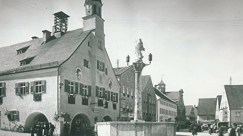 Das Mainburger Rathaus im Jahre 1954, als der Markt zur Stadt erhoben wurde.