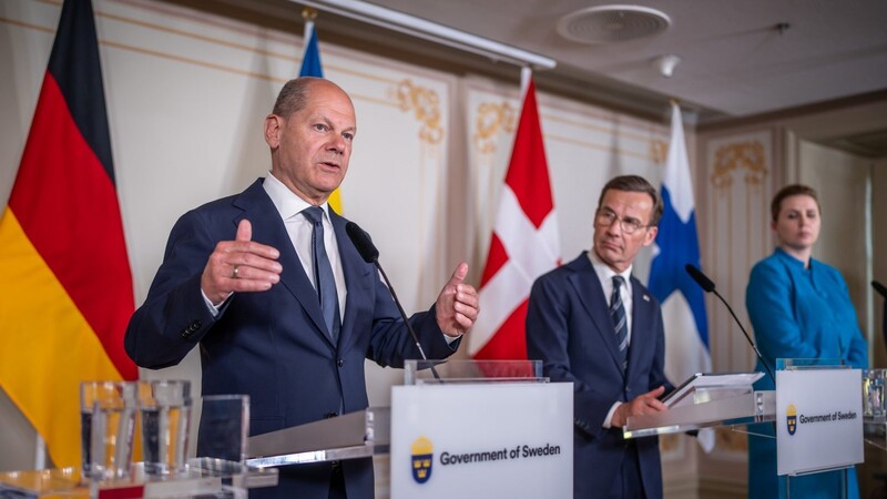 Kanzler Olaf Scholz (l.), der schwedische Ministerpräsident Ulf Kristersson und die dänische Ministerpräsidentin Mette Frederiksen mahnen von Nato und EU mehr Unterstützung für die Ukraine an.