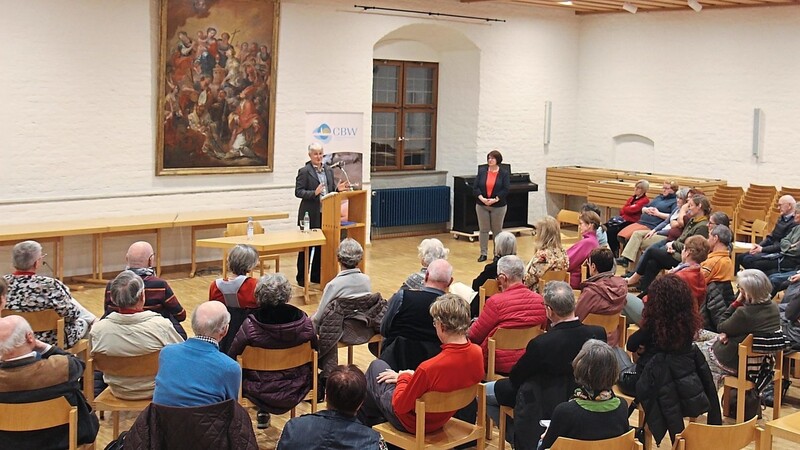 Viele waren zu dem Vortrag mit anschließender Diskussionsrunde in den Saal des Pfarrzentrums von St. Martin gekommen. Katharina Ganz betonte: "Die deutsche Kirche ist nicht isoliert."