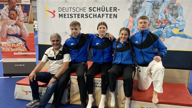 Zufriedene und stolze JJSC-ler: (v.l.) Trainer Lothar Lehermeier, Moritz Piringer, Jennifer Hartock, Leyla Akgün und Viktor Martinov.
