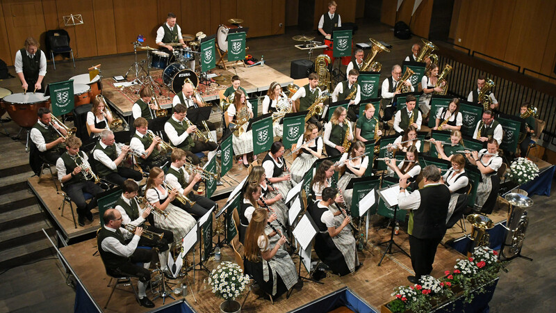 Mediterrane Märsche, französische Walzer, Bigband Klassiker und symphonische Orchesterklänge: das musikalische Programm beim Frühjahrskonzert des Musikvereins war sehr abwechslungsreich.
