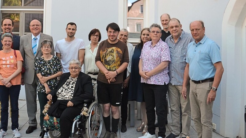 Die Künstlergruppe mit Rednern und Gästen der Vernissage.  Foto: Matthias Hilz