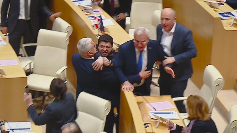 Die Abgeordneten streiten im georgischen Parlament erbittert um das neue Gesetz.