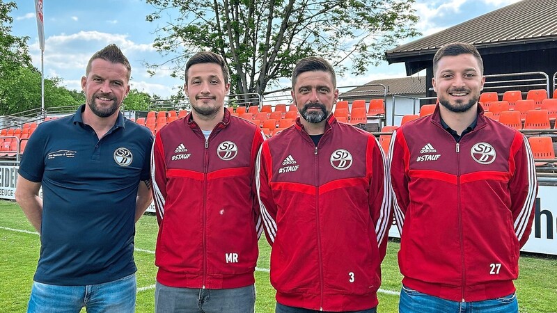 Abteilungsleiter Daniel Groß, Co-Trainer Jozo Sosic, Cheftrainer Thomas Semmelmann und Co-Trainer Burak Yildirim (von links).