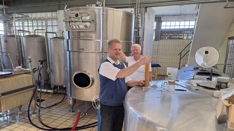 Braumeister Maximilian Vincenti nimmt eine erste Probe von seinem Weißbier, dahinter Brauereichef Robert Vitti.