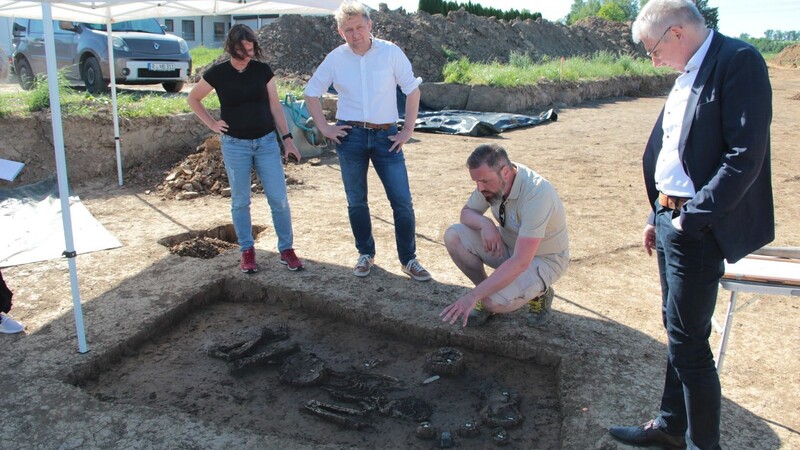 Kreisarchäologe Dr. Florian Eibl (2.v.r.) erklärt den Fund von Exing. Es handelt sich um das Skelett eines Mannes, der vor über 6800 Jahren gelebt hat.