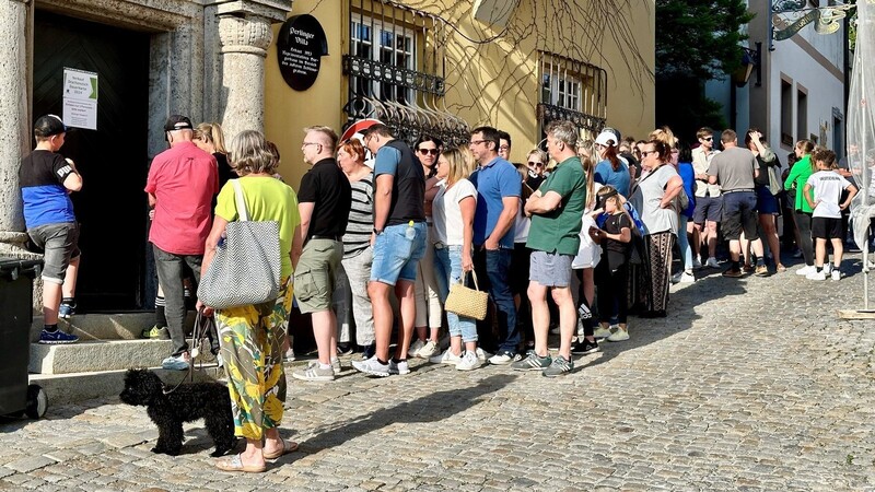 Das Interesse an den Festspiel-Dauerkarten war auch heuer groß. Bereits 20 Minuten zuvor hatte sich am Aufgang zum Schlossplatz eine Schlange gebildet.