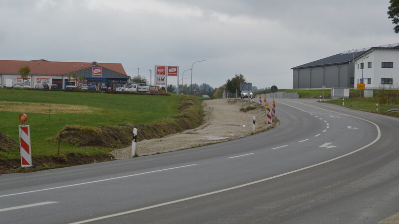 Zur Landshuter Straße hin wird der neue Radweg vorbei am Baumarkt gebaut.
