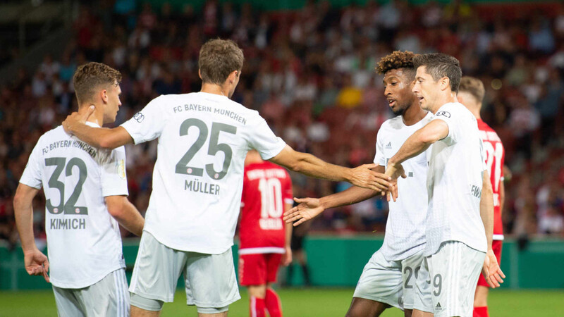 Die Bayern jubeln und sind im DFB-Pokal eine Runde weiter.