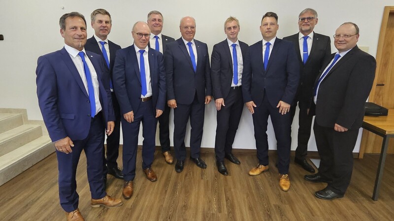 Kreisvorstandsvorsitzender Andreas Antholzer (Mitte) und seine Vorstandskollegen beim Bilanzpressegespräch in der VR-Filiale in Ergolding.