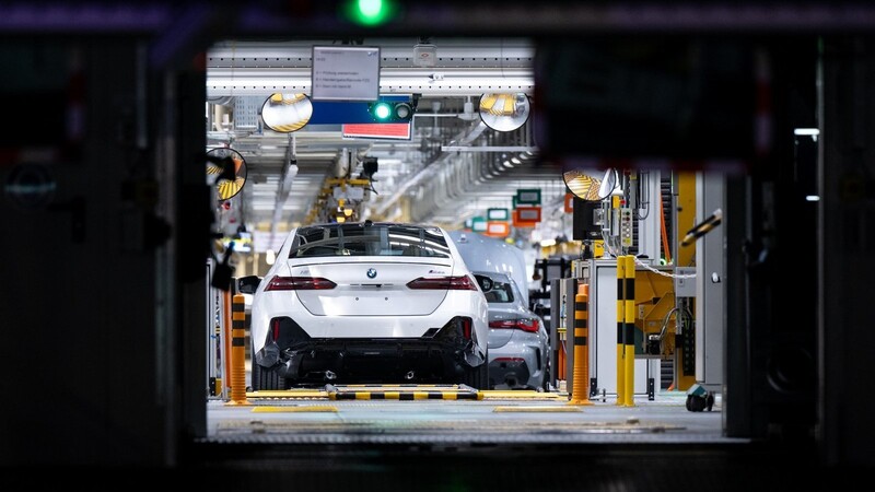 BMW importiert viele Autos aus seinem Werk in China nach Europa - und liefert andererseits Fahrzeuge aus Europa nach China.