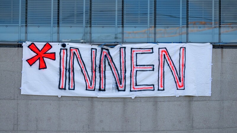 Protest gegen das bayerische Genderverbot: Ein Plakat mit der Aufschrift "*innen" ist an der Hochschule für Fernsehen und Film München zu sehen.