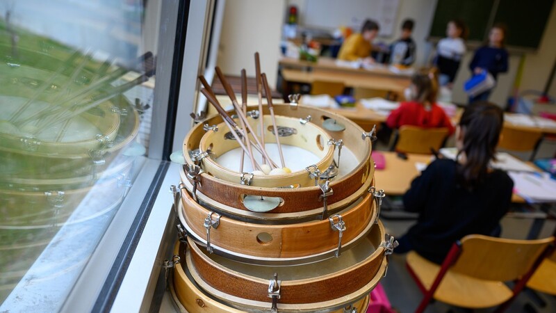 Die Staatsregierung will mehr Deutsch- und Matheunterricht an Grundschulen - möglicherweise zulasten von kreativen Fächern wie Werken, Kunst und Musik.