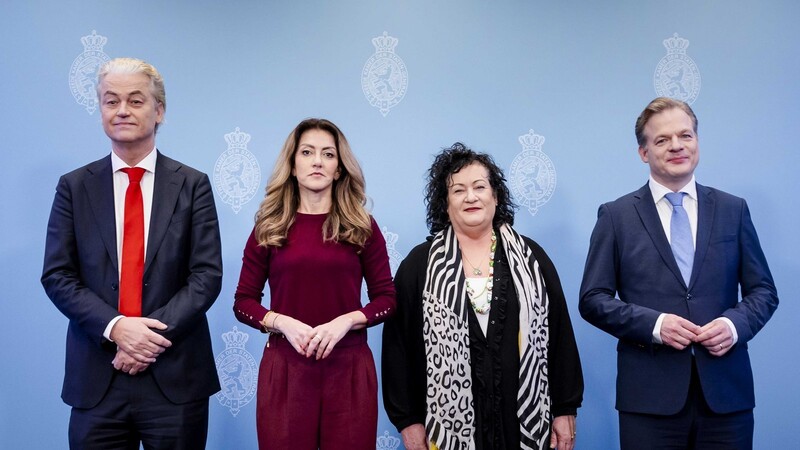 Geert Wilders (PVV, v. l.), Dilan Yesilgoz (VVD), Caroline van der Plas (BBB) und Pieter Omtzigt (NSC) steht während der Präsentation des Hauptlinienabkommens. Die vier Parteien PVV, NSC, VVD und BBB haben sich auf eine Regierung für die Niederlande geeinigt.